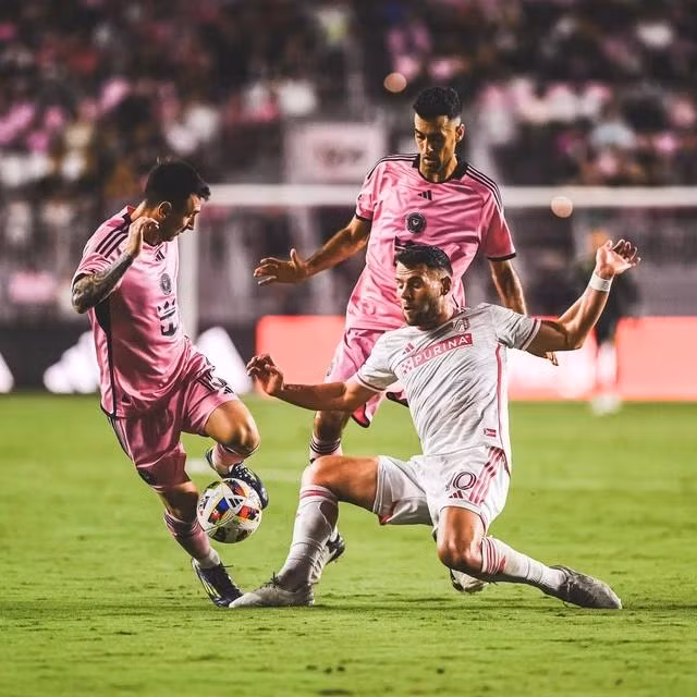 Messi (trái) thi đấu rất hay, nhưng các đồng đội lại để mắc nhiều sơ hở ở hàng thủ. Ảnh CLB Inter Miami