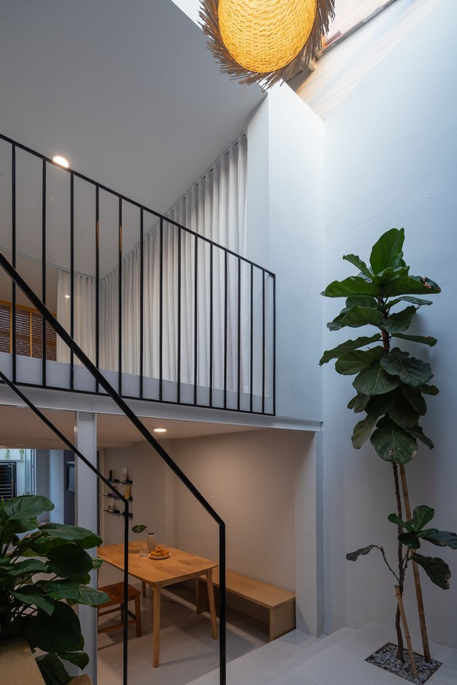 Không gian đệm kết nối các tầng trệt và tầng lửng, phòng khách, phòng ngủ.