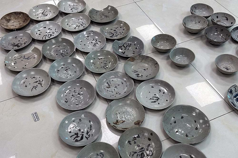 Theo nhận định ban đầu của cơ quan chuyên môn, số gốm sứ trên là cổ vật có niên đại ở thế kỷ 16 - 17, thuộc giai đoạn Minh - Thanh. Ảnh: Ngọc Viên Theo nhận định ban đầu của cơ quan chuyên môn, số gốm sứ trên là cổ vật có niên đại ở thế kỷ 16 - 17, thuộc giai đoạn Minh - Thanh. Ảnh: Ngọc Viên