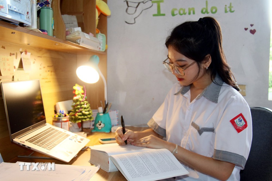 Em Phạm Quỳnh Anh tự học tại nhà. (Ảnh: Nguyễn Lành/ TTXVN) Em Phạm Quỳnh Anh tự học tại nhà. (Ảnh: Nguyễn Lành/ TTXVN)