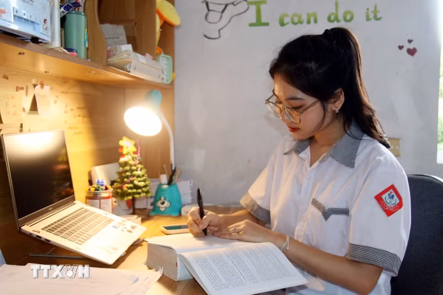 Em Phạm Quỳnh Anh tự học tại nhà. (Ảnh: Nguyễn Lành/ TTXVN)