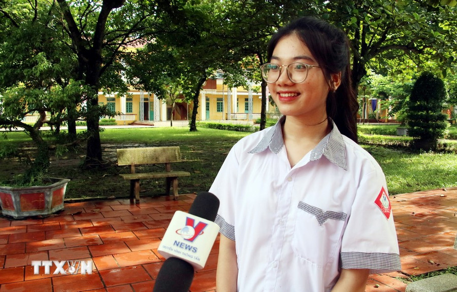 Em Phạm Quỳnh Anh trả lời phỏng vấn của TTXVN. (Ảnh: Nguyễn Lành/TTXVN)