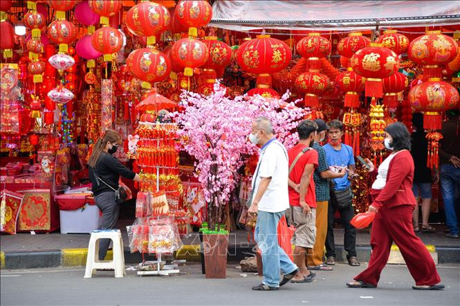 Người dân chọn mua đồ trang trí đón Tết Nguyên đán tại Jakarta, Indonesia, ngày 16/1/2023. Ảnh: THX/TTXVN Người dân chọn mua đồ trang trí đón Tết Nguyên đán tại Jakarta, Indonesia, ngày 16/1/2023. Ảnh: THX/TTXVN