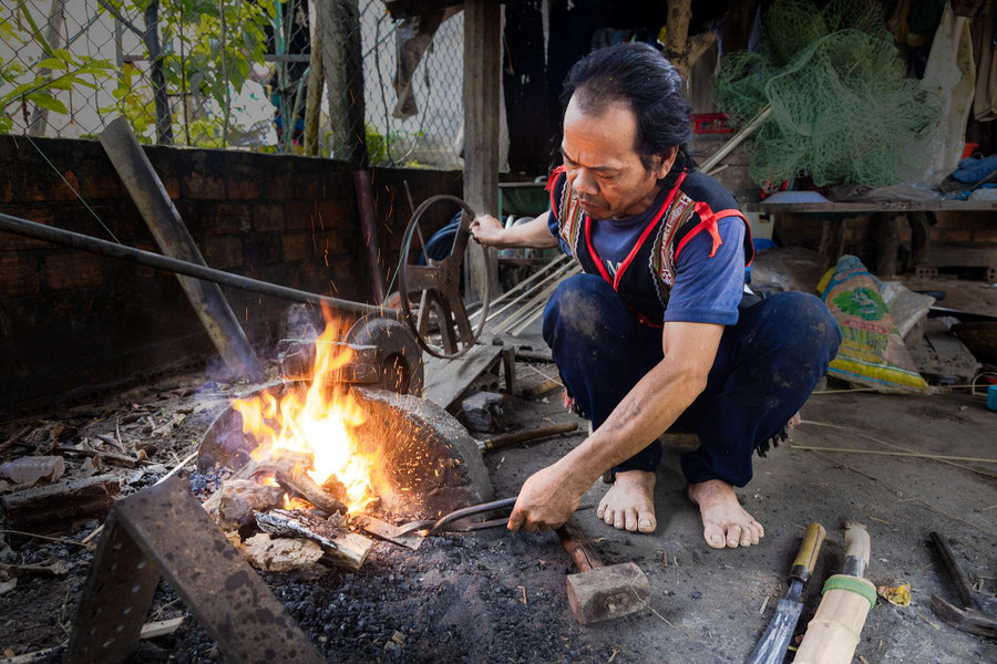 Nghệ nhân A Par miệt mài với nghề rèn. Ảnh: NB Nghệ nhân A Par miệt mài với nghề rèn. Ảnh: NB