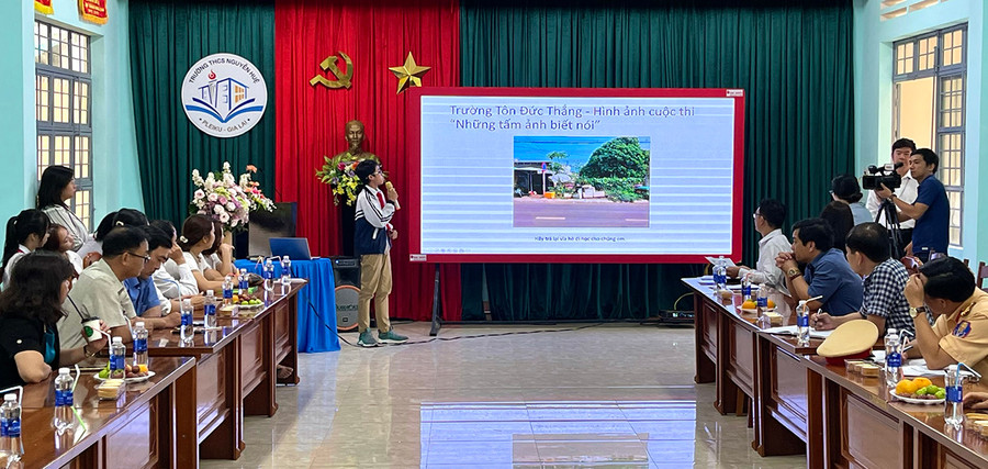 Học sinh các trường THCS trên địa bàn TP. Pleiku trình bày những điểm nổi bật từ cuộc thi “Những tấm ảnh biết nói” và ý kiến, kiến nghị của mình về giao thông bền vững. Ảnh: M.P
