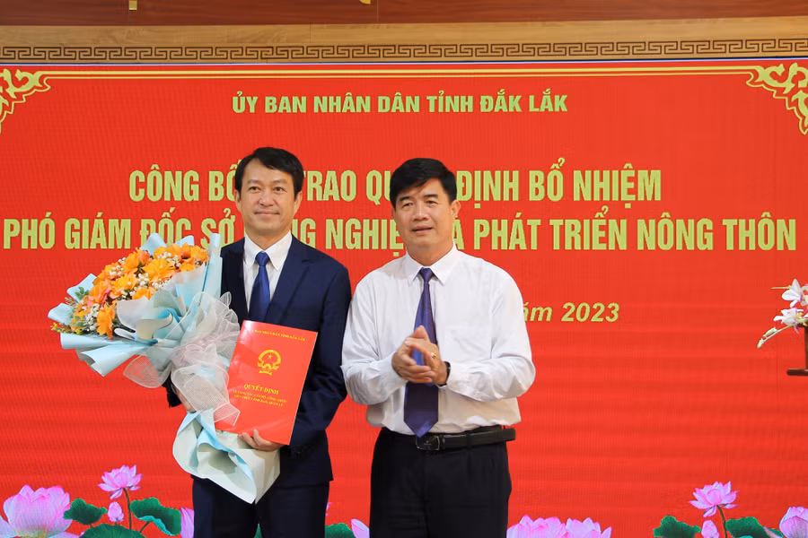 Phó Chủ tịch UBND tỉnh Nguyễn Thiên Văn trao Quyết định bổ nhiệm chức vụ Phó Giám đốc Sở NN-PTNT cho ông Nguyễn Minh Chí. Phó Chủ tịch UBND tỉnh Nguyễn Thiên Văn trao Quyết định bổ nhiệm chức vụ Phó Giám đốc Sở NN-PTNT cho ông Nguyễn Minh Chí.