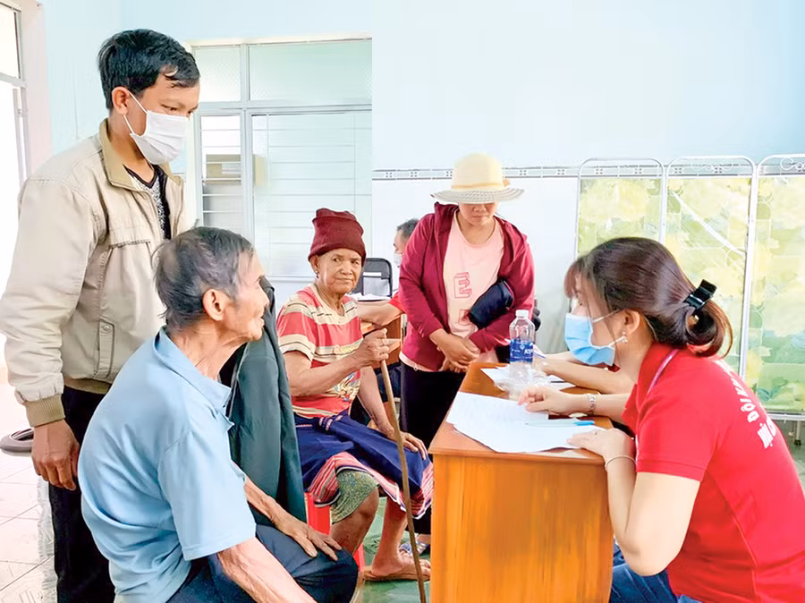 Các đợt khám bệnh, cấp thuốc miễn phí cho người dân thường được triển khai tại các xã vùng sâu, vùng xa, vùng đồng bào dân tộc thiểu số. Ảnh: N.N