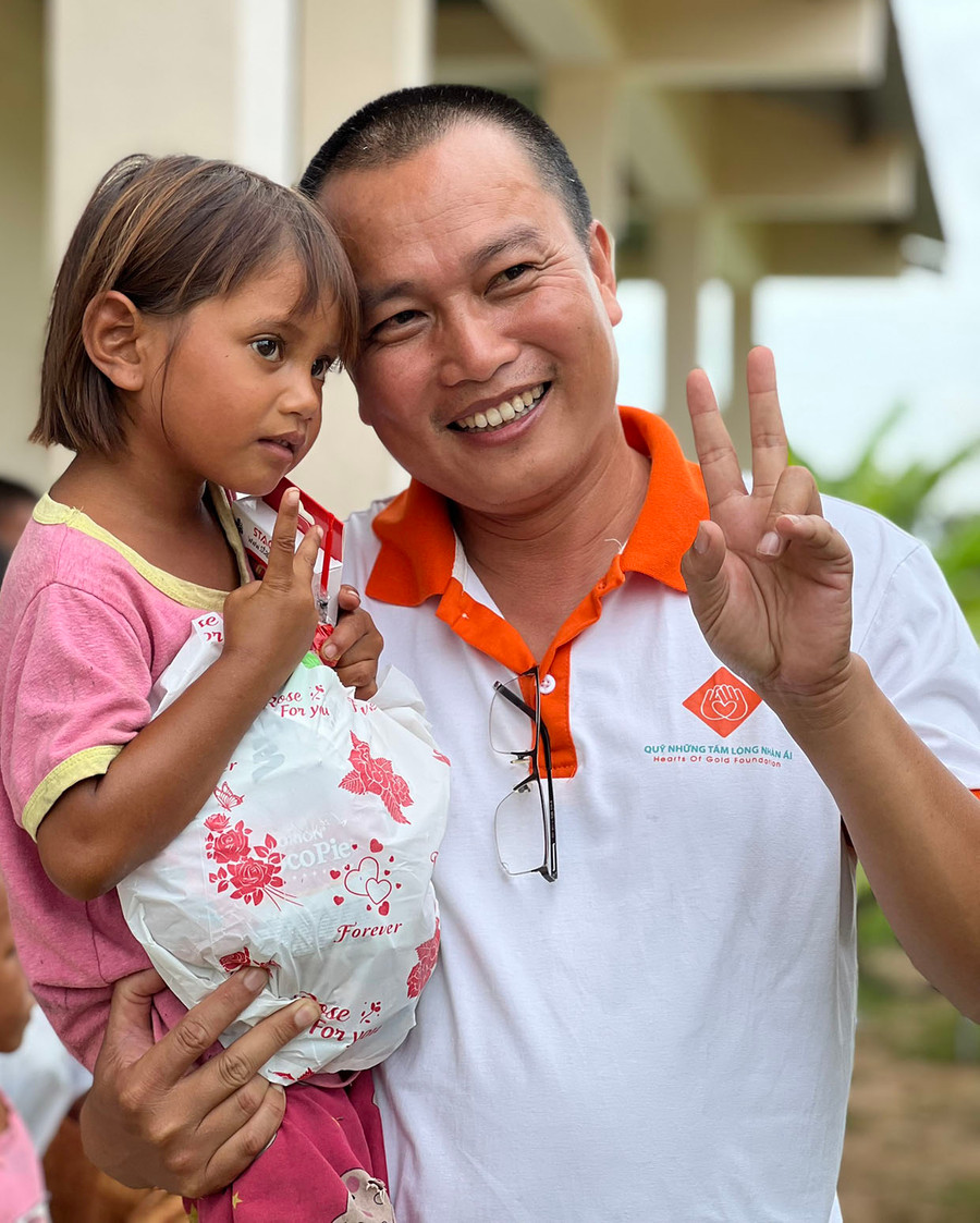 Anh Phạm Đình Quý luôn dành tình yêu thương cho các em học sinh vùng khó. Ảnh: Quang Hải