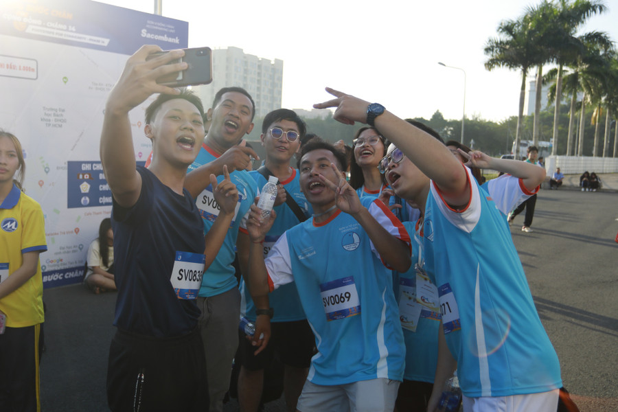 Những thanh niên đến từ các nước ASEAN hào hứng với giải chạy bộ. Ảnh: Tấn Đạt Những thanh niên đến từ các nước ASEAN hào hứng với giải chạy bộ. Ảnh: Tấn Đạt