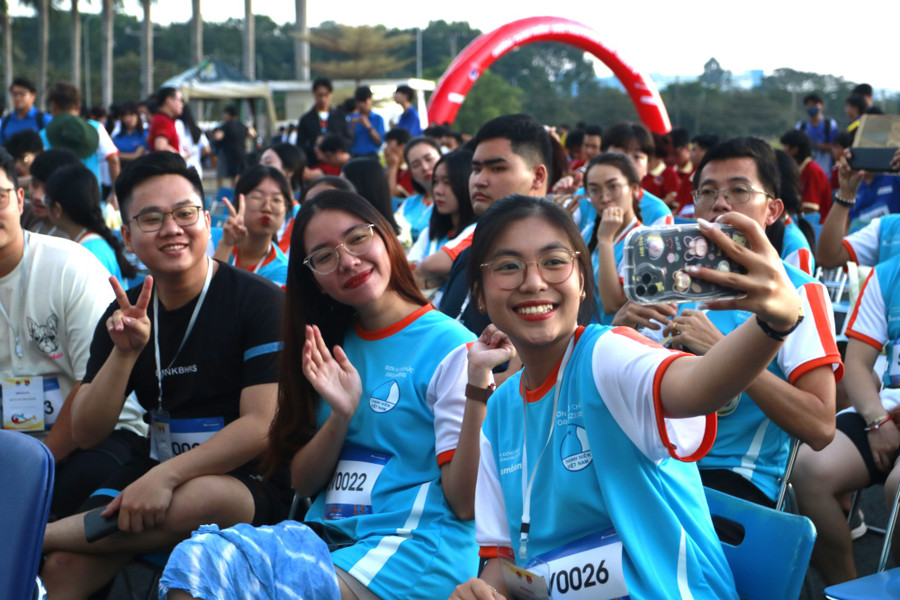 Các bạn trẻ đến sớm tham gia giải chạy bộ "Những bước chân vì cộng đồng". Ảnh: TẤN ĐẠT Các bạn trẻ đến sớm tham gia giải chạy bộ "Những bước chân vì cộng đồng". Ảnh: TẤN ĐẠT