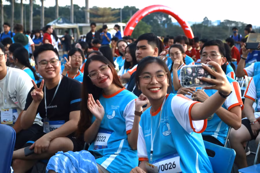 Các bạn trẻ đến sớm tham gia giải chạy bộ "Những bước chân vì cộng đồng". Ảnh: TẤN ĐẠT Các bạn trẻ đến sớm tham gia giải chạy bộ "Những bước chân vì cộng đồng". Ảnh: TẤN ĐẠT