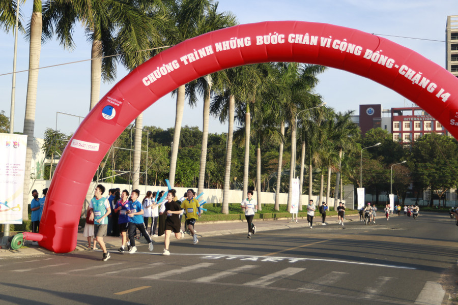 Những bạn trẻ về đích đầu tiên. Ảnh: Tấn Đạt Những bạn trẻ về đích đầu tiên. Ảnh: Tấn Đạt