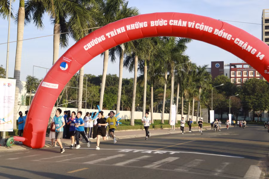 Những bạn trẻ về đích đầu tiên. Ảnh: Tấn Đạt Những bạn trẻ về đích đầu tiên. Ảnh: Tấn Đạt