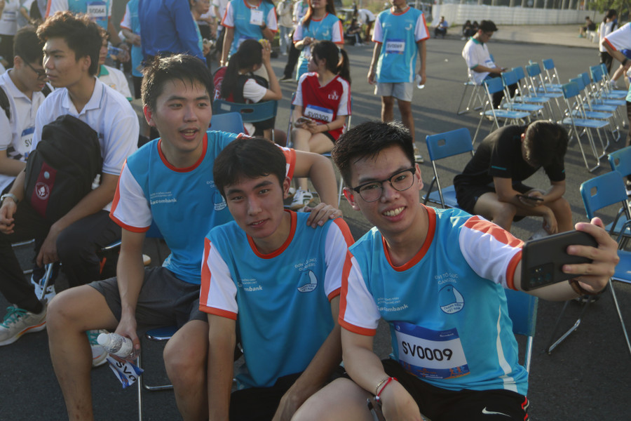 Fuji Koki (ở giữa) cùng những người bạn tham gia giải chạy bộ. Ảnh: Tấn Đạt Fuji Koki (ở giữa) cùng những người bạn tham gia giải chạy bộ. Ảnh: Tấn Đạt