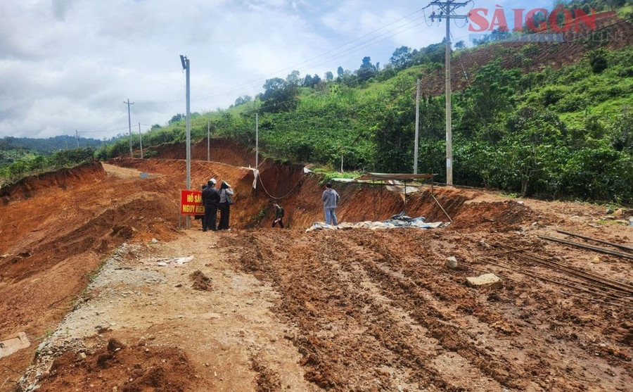 Đường giao thông bị sụt lún một đoạn dài Đường giao thông bị sụt lún một đoạn dài
