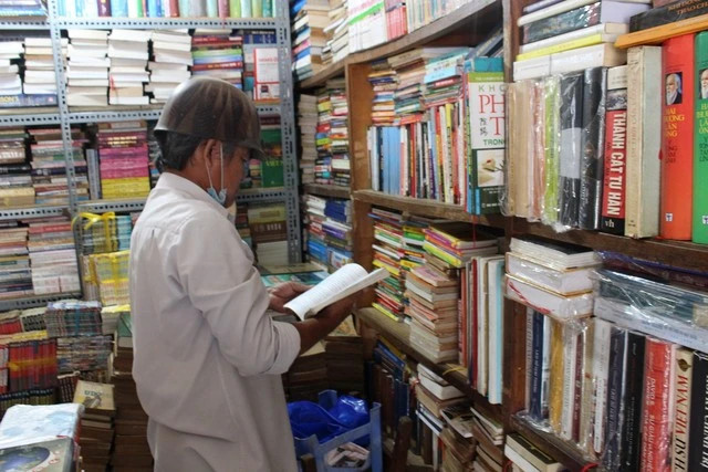 Có những người đã mua sách cũ ở phố Trần Nhân Tôn gần 10 năm nay. Ảnh:THÁI THANH Có những người đã mua sách cũ ở phố Trần Nhân Tôn gần 10 năm nay. Ảnh:THÁI THANH