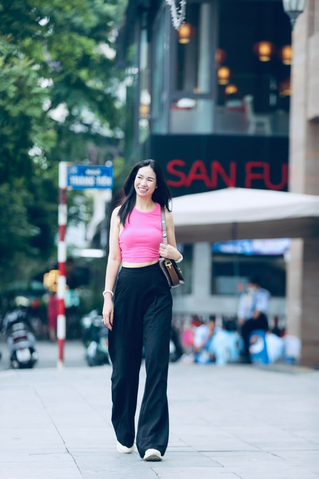 Sự thoải mái của chiếc quần ống sớ mềm mại cùng chiếc áo tank top hồng nổi bật sẽ giúp bạn dạo bộ cả chục kilomet với bạn bè trong những chiều ngày nghỉ dễ chịu.