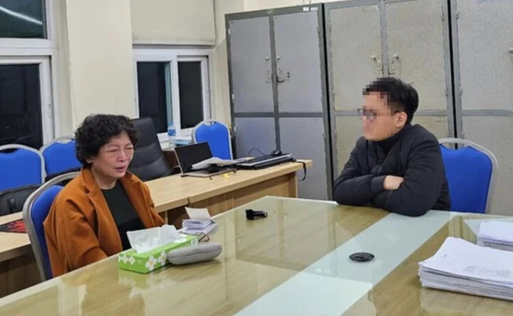 Chủ tịch Sen Tài Thu tại cơ quan điều tra. (Ảnh: VTV)