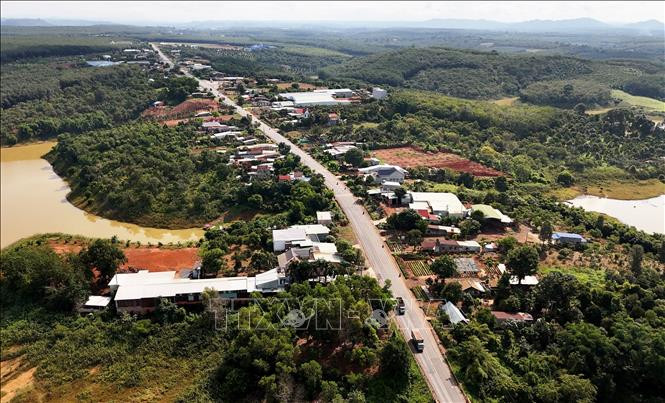 Huyện Bù Đăng (Bình Phước) là cửa ngõ nối vùng Đông Nam Bộ với Tây Nguyên có con đường huyết mạch Quốc lộ 14 chạy qua, có địa hình cao nguyên thấp còn nhiều vẻ đẹp hoang sơ của núi rừng. Ảnh: Hồng Đạt/TTXVN