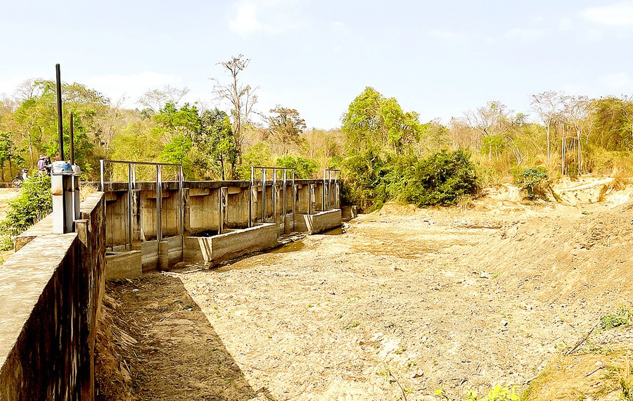 Nguồn nước tại đập dâng xã Hàm Cần, huyện Hàm Thuận Nam (tỉnh Bình Thuận) hiện không còn giọt nước nào Ảnh: NGUYỄN TIẾN Nguồn nước tại đập dâng xã Hàm Cần, huyện Hàm Thuận Nam (tỉnh Bình Thuận) hiện không còn giọt nước nào Ảnh: NGUYỄN TIẾN