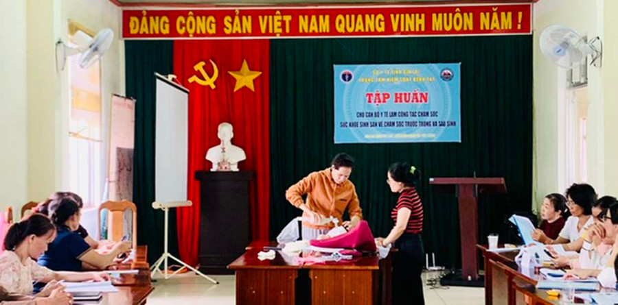 Trung tâm Kiểm soát bệnh tật tỉnh Gia Lai tập huấn nâng cao năng lực chăm sóc sức khỏe sinh sản cho y tế cơ sở. Ảnh: Như Nguyện