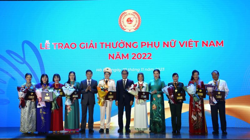 Tôn vinh các tập thể, cá nhân nhận Giải thưởng Phụ nữ Việt Nam năm 2022. Tôn vinh các tập thể, cá nhân nhận Giải thưởng Phụ nữ Việt Nam năm 2022.