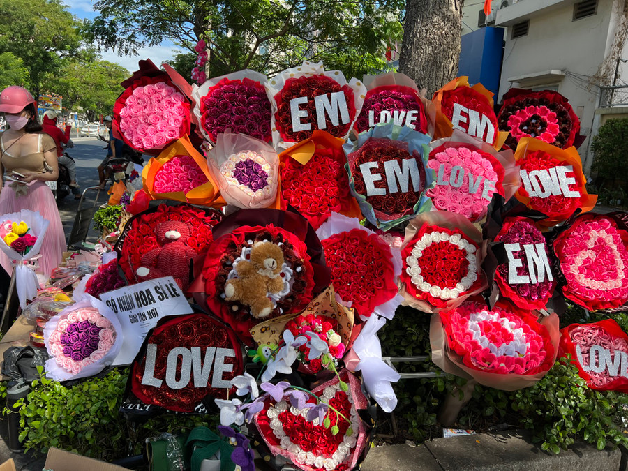 Những bó hoa hồng sáp được trang trí đẹp mắt. Những bó hoa hồng sáp được trang trí đẹp mắt.