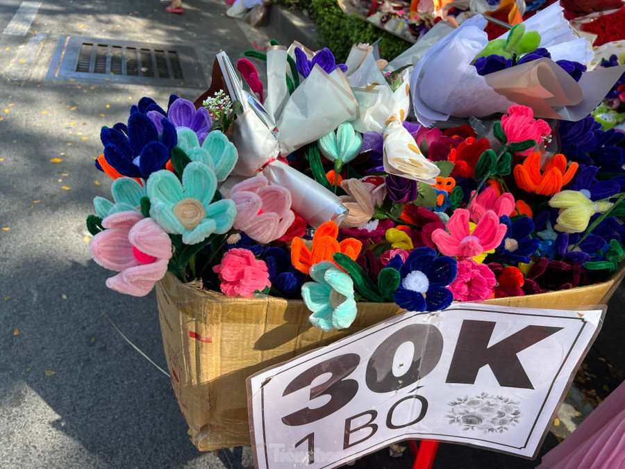 Hoa từ kẽm nhung cũng được ưa chuộng, giá khá mềm chỉ 30.000 đồng/bó, mỗi bó từ 2 - 3 bông. Hoa từ kẽm nhung cũng được ưa chuộng, giá khá mềm chỉ 30.000 đồng/bó, mỗi bó từ 2 - 3 bông.