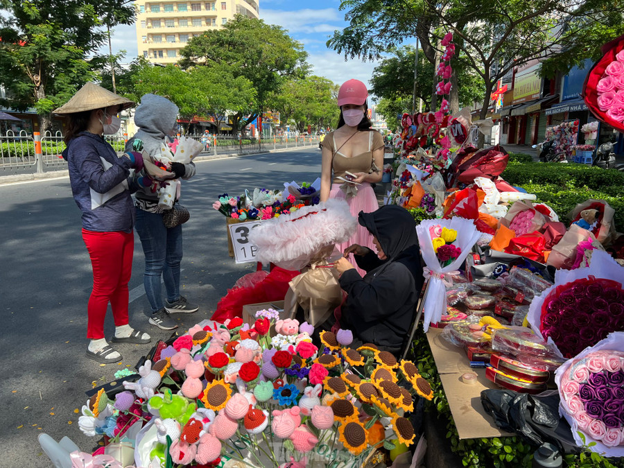 "Những năm trước tôi đều bán hoa tươi nhưng cuối ngày thường phải bỏ hoặc bán lỗ, năm nay dự đoán sức mua sẽ giảm do một phần kinh tế khó khăn, lý do khác là ngày 14/2 vẫn trong thời gian nghỉ Tết nên tôi nhập hoa sáp để bán. Bán không hết còn để tới những dịp lễ sau mà không sợ hư, đổ bỏ" - chị Thanh, người kinh doanh hoa sáp trên đường Nguyễn Văn Cừ, quận 5 nói. "Những năm trước tôi đều bán hoa tươi nhưng cuối ngày thường phải bỏ hoặc bán lỗ, năm nay dự đoán sức mua sẽ giảm do một phần kinh tế khó khăn, lý do khác là ngày 14/2 vẫn trong thời gian nghỉ Tết nên tôi nhập hoa sáp để bán. Bán không hết còn để tới những dịp lễ sau mà không sợ hư, đổ bỏ" - chị Thanh, người kinh doanh hoa sáp trên đường Nguyễn Văn Cừ, quận 5 nói.