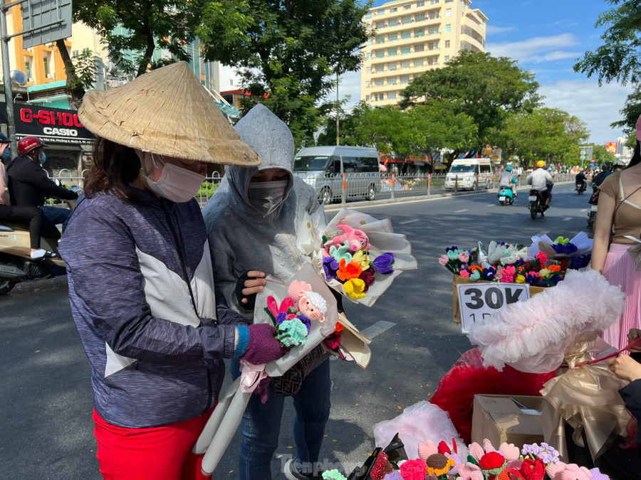 Năm nay, thị trường quà tặng còn có thêm hoa len, được đan móc bằng len, làm hoàn toàn bằng tay nên các sản phẩm "không đụng hàng", giá từ 50.000 đồng/bông. Năm nay, thị trường quà tặng còn có thêm hoa len, được đan móc bằng len, làm hoàn toàn bằng tay nên các sản phẩm "không đụng hàng", giá từ 50.000 đồng/bông.