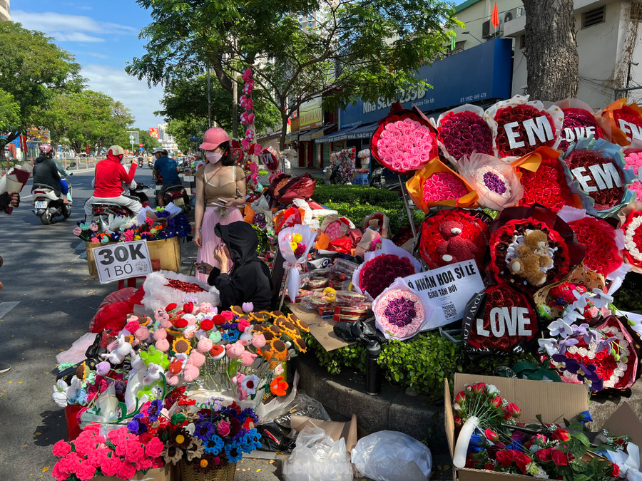 Trên nhiều tuyến đường ở TPHCM như Nguyễn Văn Cừ (quận 5), Điện Biên Phủ (quận 3), Nguyễn Thị Minh Khai, Tân Định (quận 1)... quà tặng Valentine bày bán tràn vỉa hè. Trong đó, đa phần là các loại hoa hồng sáp, hoa thú bông... thay vì hoa tươi. Trên nhiều tuyến đường ở TPHCM như Nguyễn Văn Cừ (quận 5), Điện Biên Phủ (quận 3), Nguyễn Thị Minh Khai, Tân Định (quận 1)... quà tặng Valentine bày bán tràn vỉa hè. Trong đó, đa phần là các loại hoa hồng sáp, hoa thú bông... thay vì hoa tươi.