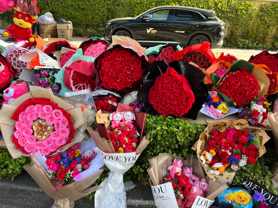 Hoa hồng sáp được trang trí thêm gấu bông, hộp socola ở giữa tạo thêm sự phong phú, đa dạng cho bó hoa. Hoa hồng sáp được trang trí thêm gấu bông, hộp socola ở giữa tạo thêm sự phong phú, đa dạng cho bó hoa.