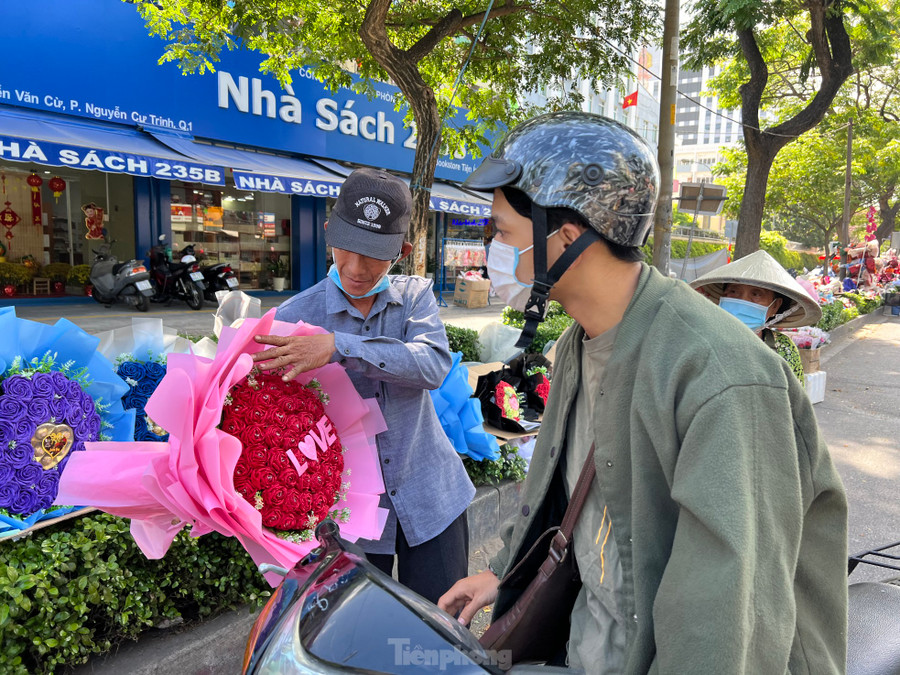 Một khách nam tìm mua hoa hồng sáp tặng người yêu. Một khách nam tìm mua hoa hồng sáp tặng người yêu.