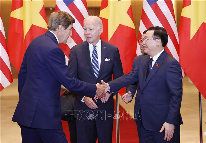 Chủ tịch Quốc hội Vương Đình Huệ với Thượng nghị sỹ John Kerry, Đặc phái viên của Tổng thống Hoa Kỳ về Biến đổi khí hậu. Chủ tịch Quốc hội Vương Đình Huệ với Thượng nghị sỹ John Kerry, Đặc phái viên của Tổng thống Hoa Kỳ về Biến đổi khí hậu.