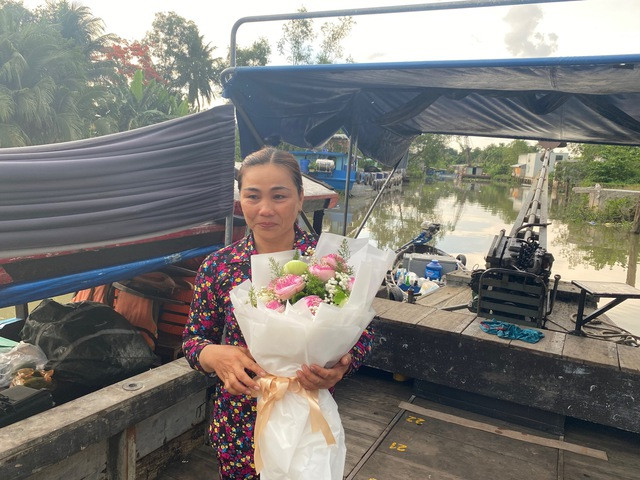 Chị Thảo nói lần đầu tiên trong đời được tặng hoa Chị Thảo nói lần đầu tiên trong đời được tặng hoa