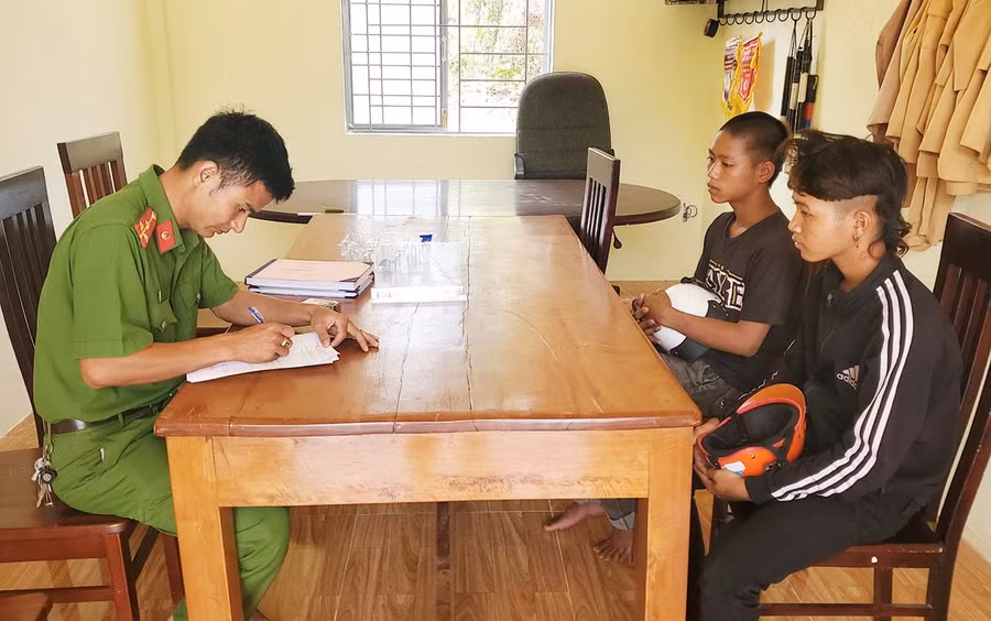 Đại úy Nguyễn Quốc Mạnh gọi hỏi, răn đe các thanh niên càn quấy ở xã Ia Mơr. Ảnh: T.D