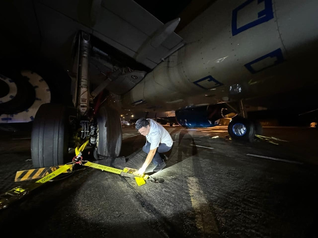 Giám đốc Cảng hàng không quốc tế Nội Bài Tô Tử Hà kiểm tra vị trí đỗ máy bay. Ảnh: Phan Công