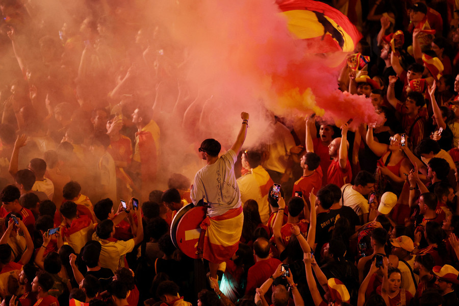 Người Tây Ban Nha nổi tiếng yêu bóng đá. Ảnh Reuters