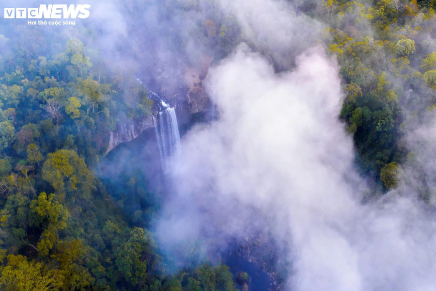 Thác nằm độc tôn giữa rừng, được ôm trọn bởi thiên nhiên xanh thẳm với không khí trong lành, mát mẻ. Thác nằm độc tôn giữa rừng, được ôm trọn bởi thiên nhiên xanh thẳm với không khí trong lành, mát mẻ.