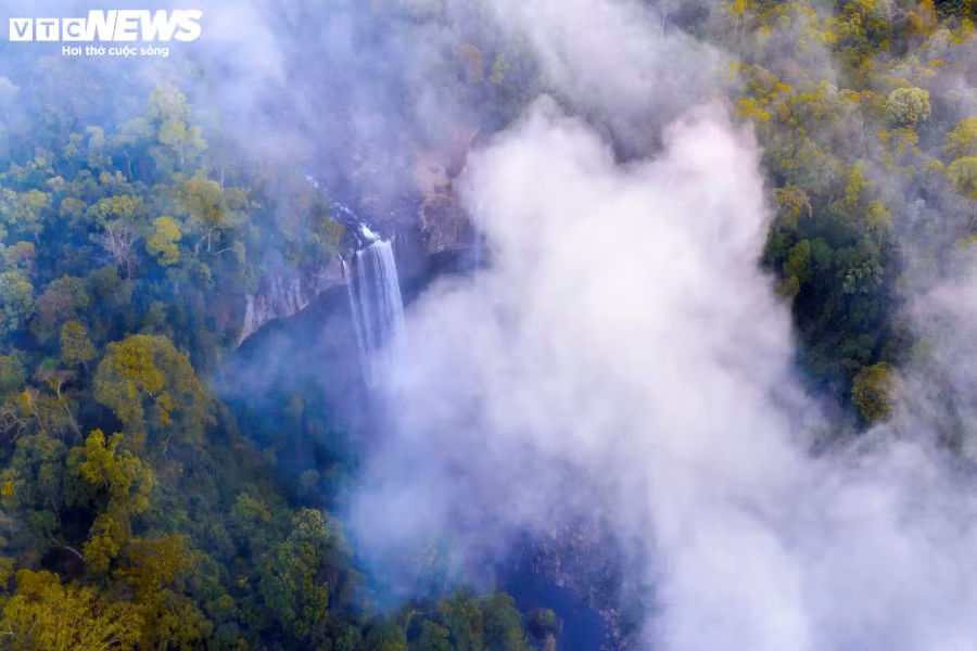 Thác nằm độc tôn giữa rừng, được ôm trọn bởi thiên nhiên xanh thẳm với không khí trong lành, mát mẻ.