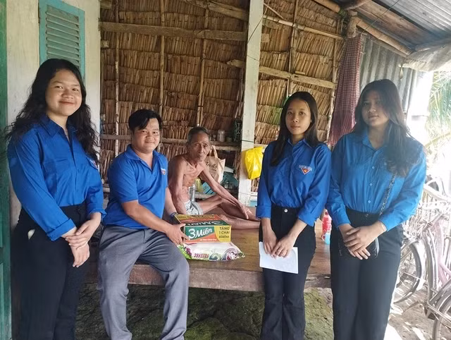 Hằng tháng, anh Tấn đến thăm hỏi, tặng quà cho người già yếu, bệnh tật có hoàn cảnh khó khăn. Ảnh: DUY TÂN