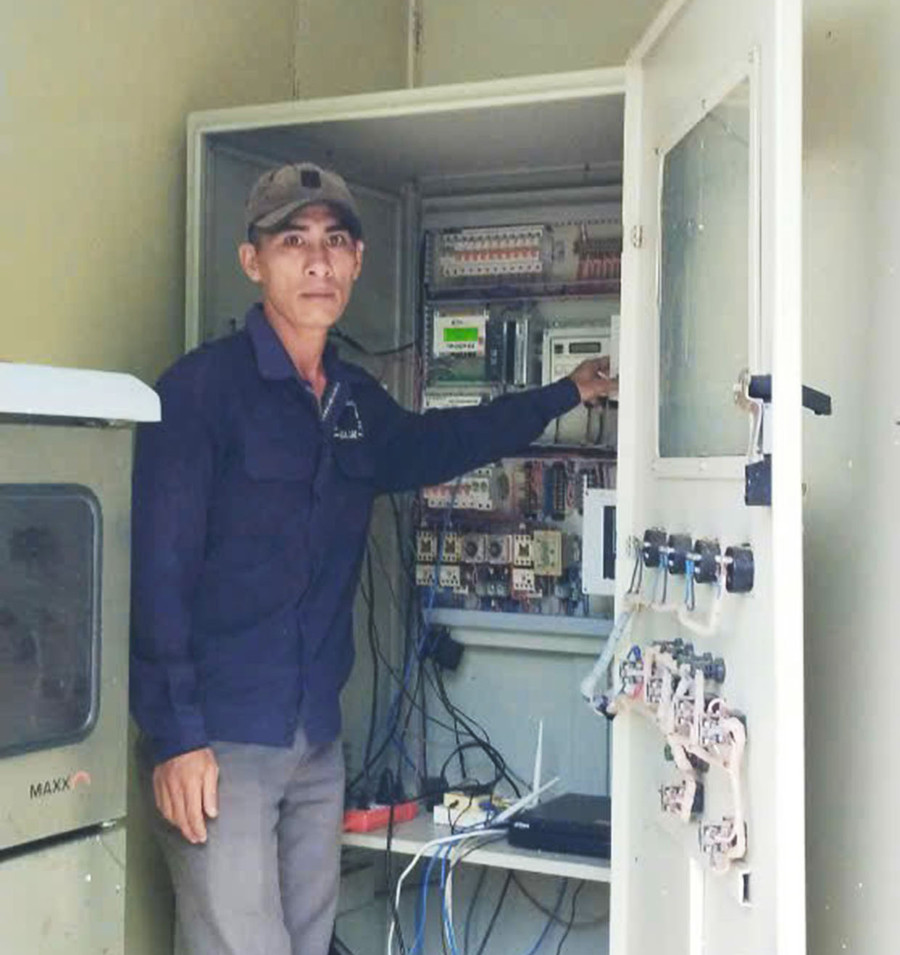Nhân viên Công ty Phát triển hạ tầng Khu Kinh tế tỉnh kiểm tra hệ thống quan trắc môi trường tự động để giám sát chất lượng nước thải trước khi thải ra môi trường. Ảnh: L.N