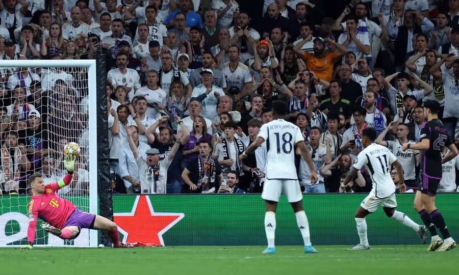 Neuer đã thi đấu xuất sắc để cản phá các cú sút của Real. (Nguồn: PA)