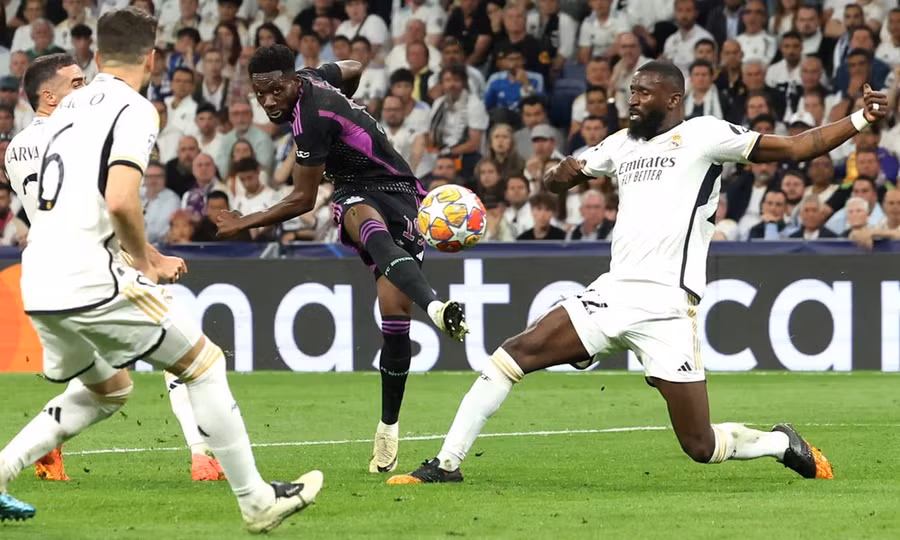 Alphonso Davies ghi bàn mở tỷ số cho Bayern. (Nguồn: Getty Images)