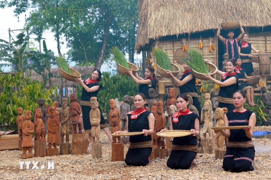 Các tiết mục trình diễn nghệ thuật đặc sắc, thu hút đông đảo người xem tại Chương trình nghệ thuật “Đăk Hà Ngày mùa.” (Ảnh: Cao Nguyên/TTXVN)