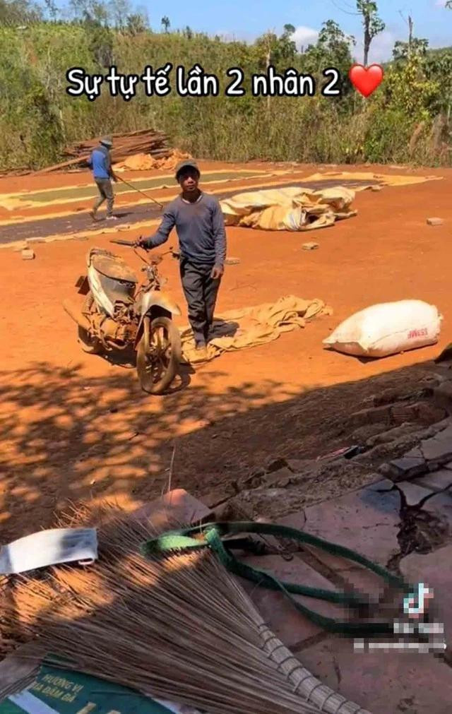 Y Phép từ Đắk Lắk đến Đắk Nông hái tiêu thuê kiếm tiền nuôi gia đình. Cắt từ clip Y Phép từ Đắk Lắk đến Đắk Nông hái tiêu thuê kiếm tiền nuôi gia đình. Cắt từ clip