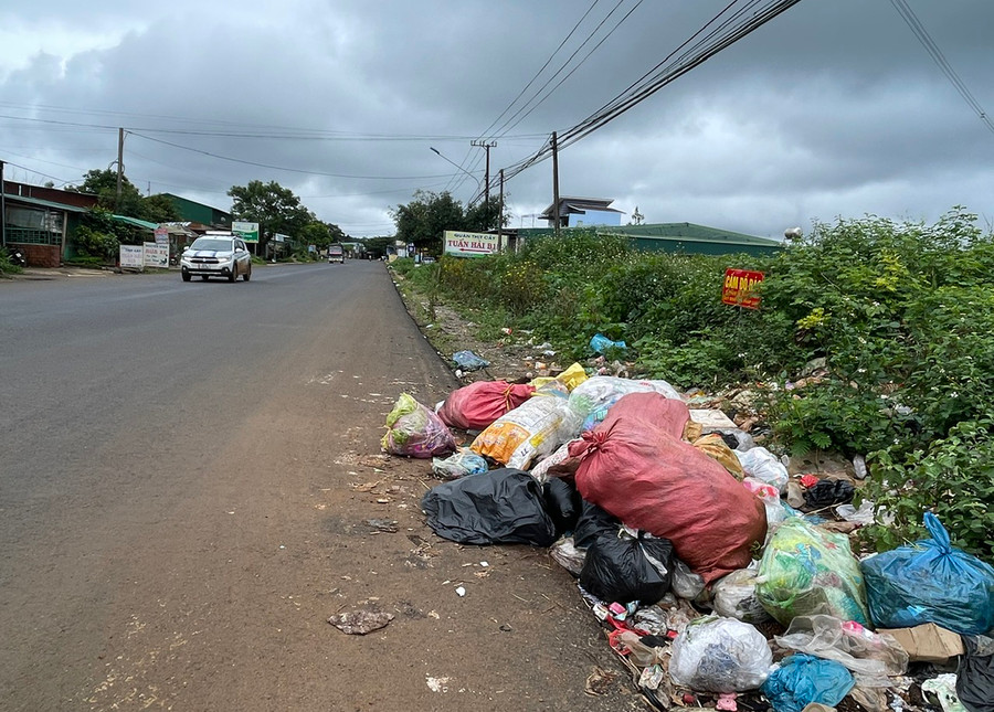 Bãi rác tự phát nằm ngay trên tỉnh lộ 664, đoạn gần trụ sở UBND xã Ia Dêr, huyện Ia Grai. Ảnh: M.P Bãi rác tự phát nằm ngay trên tỉnh lộ 664, đoạn gần trụ sở UBND xã Ia Dêr, huyện Ia Grai. Ảnh: M.P