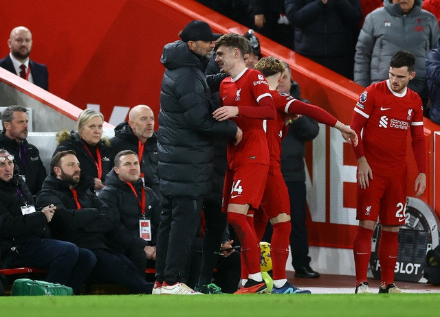 Conor Bradley nhận được sự khích lệ của HLV khi rời sân. Conor Bradley nhận được sự khích lệ của HLV khi rời sân.