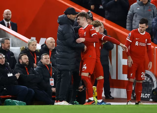 Conor Bradley nhận được sự khích lệ của HLV khi rời sân.