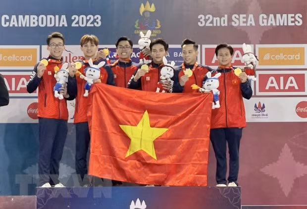 Đội tuyển Thể dục Dụng cụ Việt Nam giành HCV nội dung toàn năng Nam. (Ảnh: TTXVN)